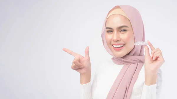 Eine Junge Muslimische Frau Mit Invisalign Zahnspangen Über Weißem Hintergrund — Stockfoto