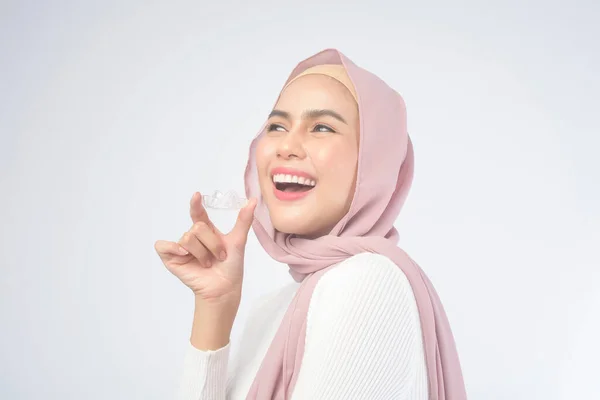 Mladá Muslimka Drží Neviditelné Rovnátka Nad Bílým Pozadí Studia Zubní — Stock fotografie