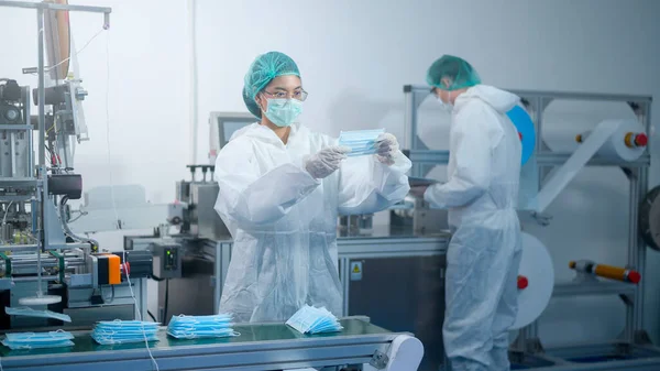 Trabajadores Que Producen Máscara Quirúrgica Fábrica Moderna Protección Covid Concepto — Foto de Stock