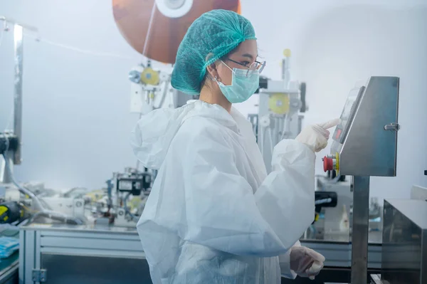 Workers Producing Surgical Mask Modern Factory Covid Protection Medical Concept — Stock Photo, Image