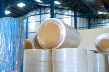 Fabrikada tıbbi maske üretmek için ham malzeme, tıp endüstrisi konsepti