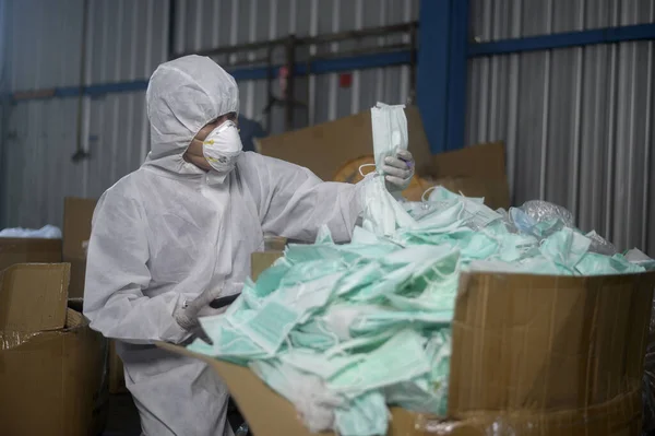 Mascarilla Médica Usada Plantas Reciclaje Residuos Durante Covid Pandemia —  Fotos de Stock