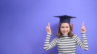 Mavi arka planda mezun olmuş genç bir kadının portresi. 