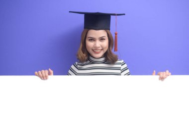 Mavi arka planda mezun olmuş genç bir kadının portresi. 