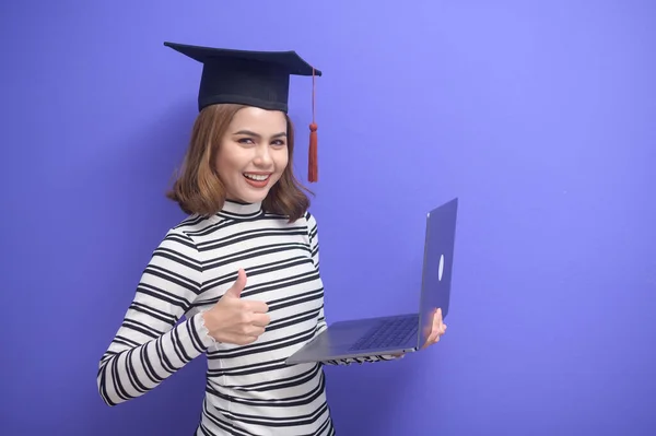 Retrato Una Joven Graduada Sobre Fondo Azul —  Fotos de Stock
