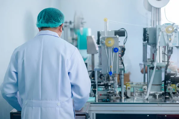 Trabalhadores Produzindo Máscara Cirúrgica Fábrica Moderna Proteção Covid Conceito Médico — Fotografia de Stock