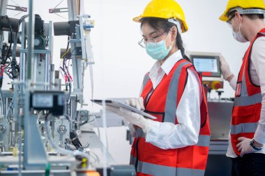 Üretim fabrikasında kalite kontrol (QC) mühendisi izleme ve kontrol makinesi sistemi