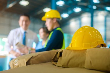 Depo, endüstri ve fabrika konseptinde sarı mühendislik şapkası.. 