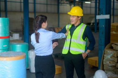 Erkek işçi kadın meslektaşını taciz ediyor, iş yerinde cinsel taciz.