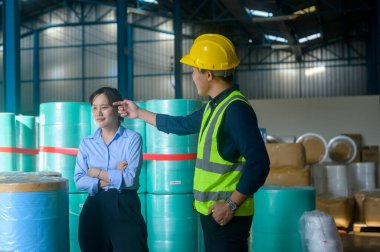 Erkek işçi kadın meslektaşını taciz ediyor, iş yerinde cinsel taciz.