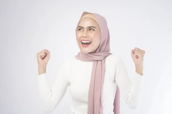 Retrato Una Joven Musulmana Sonriente Con Hijab Rosa Sobre Estudio —  Fotos de Stock