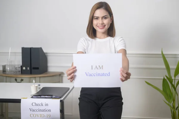 一个拿着我的接种标志 Covid 19疫苗和医疗用品的年轻女子 — 图库照片