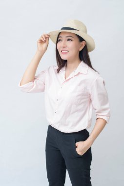 Neşeli bir gezgin kadın beyaz arka plan stüdyosunda tatile çıkıyor. Seyahat ve turizm danışmanı.