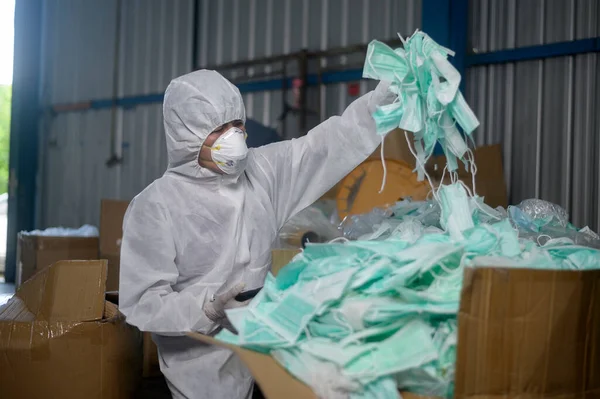 Gebruikt Medisch Masker Afvalrecyclinginstallaties Tijdens Covid Pandemie — Stockfoto