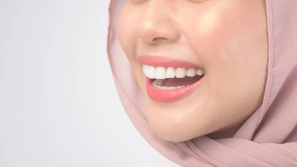 Portrait Une Jeune Musulmane Souriante Portant Hijab Rose Sur Fond — Photo
