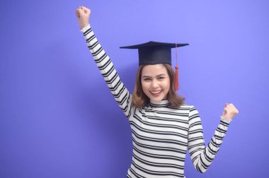 Mavi arka planda mezun olmuş genç bir kadının portresi. 