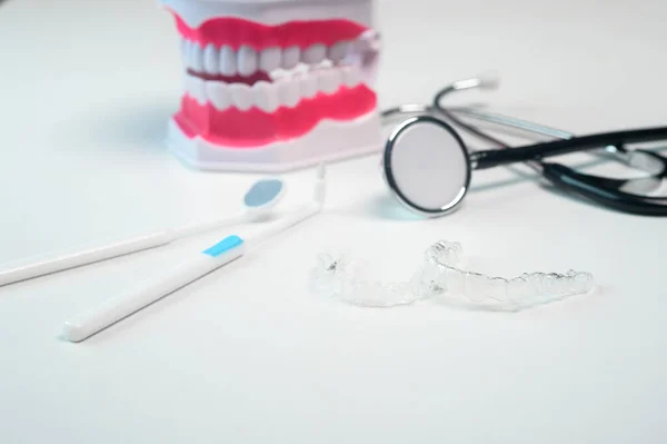 Invisalisasi Kawat Gigi Dan Peralatan Untuk Perawatan Gigi Perawatan Gigi — Stok Foto