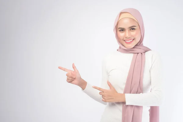 Ritratto Giovane Donna Musulmana Sorridente Che Indossa Hijab Rosa Uno — Foto Stock