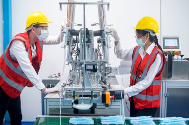 Üretim fabrikasında kalite kontrol (QC) mühendisi izleme ve kontrol makinesi sistemi