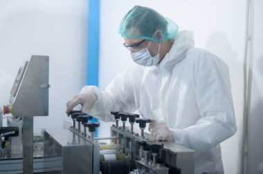 Modern fabrikada cerrahi maske üreten işçiler, Covid-19 koruma ve tıbbi konsept.