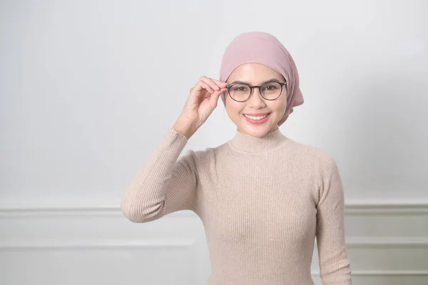 Szemüveget Viselő Fiatal Muszlim Portréja — Stock Fotó