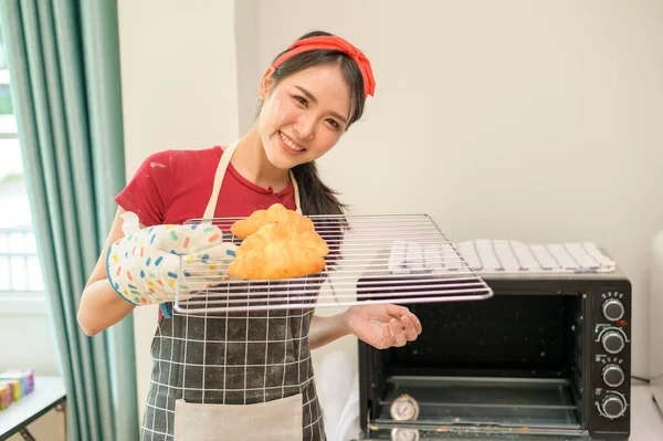 Een Jonge Mooie Aziatische Vrouw Bakken Haar Keuken Bakkerij Coffeeshop — Stockfoto