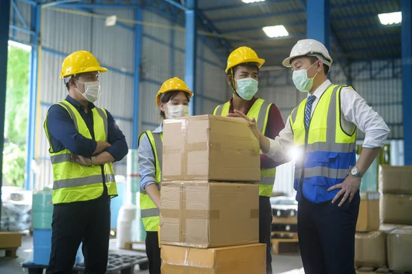 Retrato Pessoas Engenharia Usando Máscara Médica Capacete Proteção Trabalhando Fábrica — Fotografia de Stock