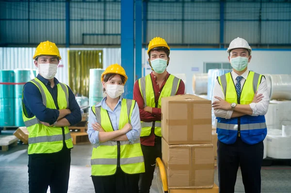 Retrato Pessoas Engenharia Usando Máscara Médica Capacete Proteção Trabalhando Fábrica — Fotografia de Stock