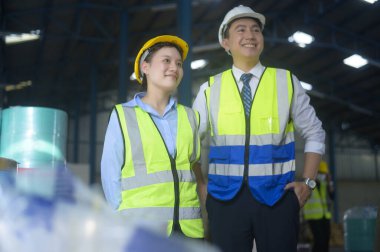 Modern depoda Asyalı mühendislerin portresi 