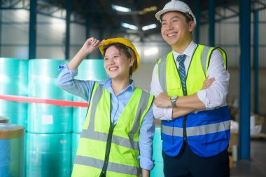 Mühendisler depoda çalışırken koruyucu maske takıyorlar. 