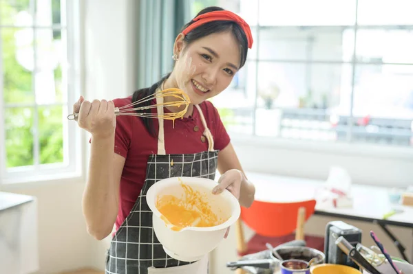 Een Jonge Mooie Aziatische Vrouw Bakken Haar Keuken Bakkerij Coffeeshop — Stockfoto