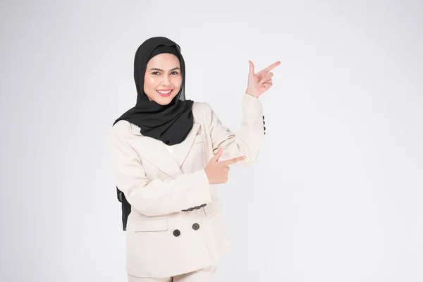 Portrait Young Smiling Muslim Businesswoman Wearing Suit Hijab White Background — Stockfoto