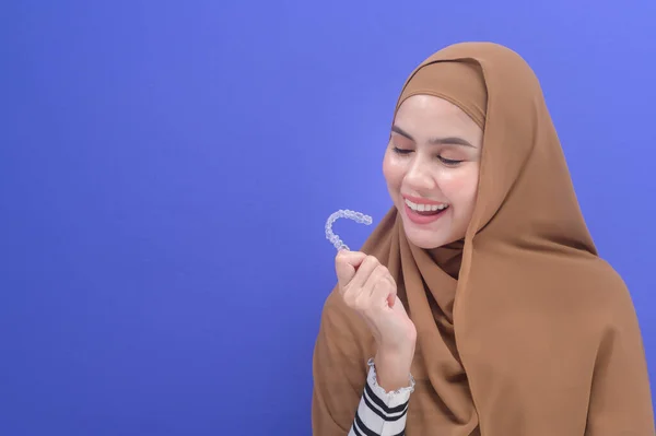 Young Muslim Woman Holding Invisalign Braces Studio Dental Healthcare Orthodontic — Stockfoto