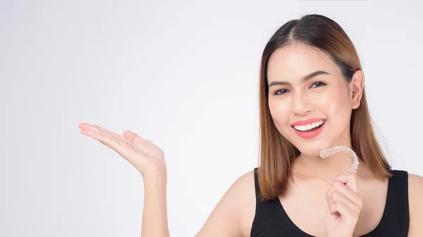 Joven Mujer Sonriente Sosteniendo Frenos Invisalign Estudio Salud Dental Concepto — Foto de Stock