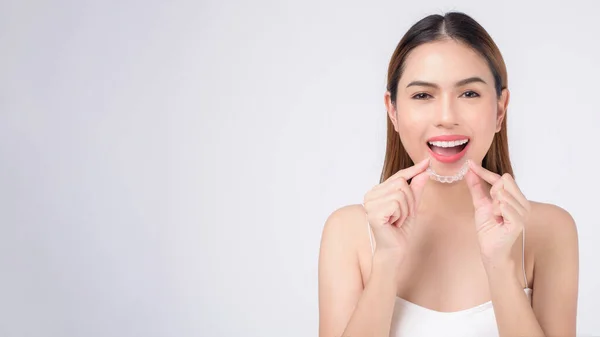 Joven Mujer Sonriente Sosteniendo Frenos Invisalign Estudio Salud Dental Concepto — Foto de Stock