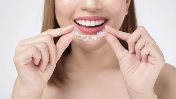 Jovem Sorrindo Mulher Segurando Aparelho Invisalign Estúdio Odontologia Conceito Ortodontia — Fotografia de Stock