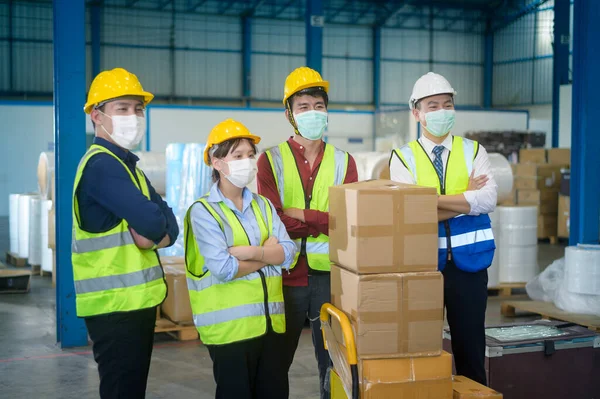 Retrato Pessoas Engenharia Usando Máscara Médica Capacete Proteção Trabalhando Fábrica — Fotografia de Stock