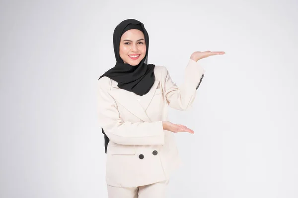 Portrait Young Smiling Muslim Businesswoman Wearing Suit Hijab White Background — Fotografia de Stock