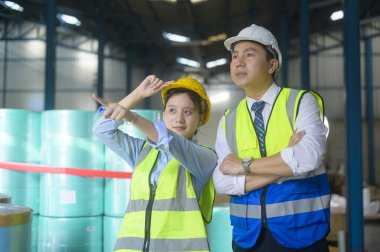 Mühendisler depoda çalışırken koruyucu maske takıyorlar. 