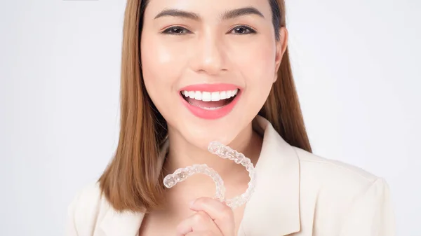 Joven Mujer Sonriente Sosteniendo Frenos Invisalign Estudio Salud Dental Concepto — Foto de Stock