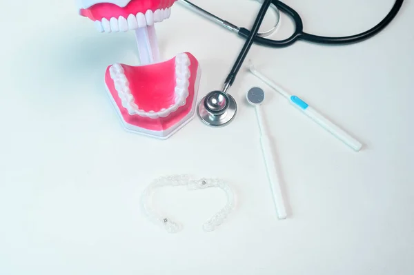 Invisalisasi Kawat Gigi Dan Peralatan Untuk Perawatan Gigi Perawatan Gigi — Stok Foto