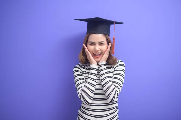Retrato Una Joven Graduada Sobre Fondo Azul — Foto de Stock