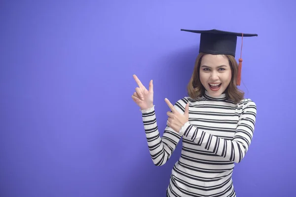 Retrato Una Joven Graduada Sobre Fondo Azul —  Fotos de Stock