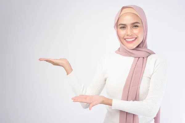 Portrét Mladé Usměvavé Muslimky Sobě Růžový Hidžáb Přes Bílé Pozadí — Stock fotografie