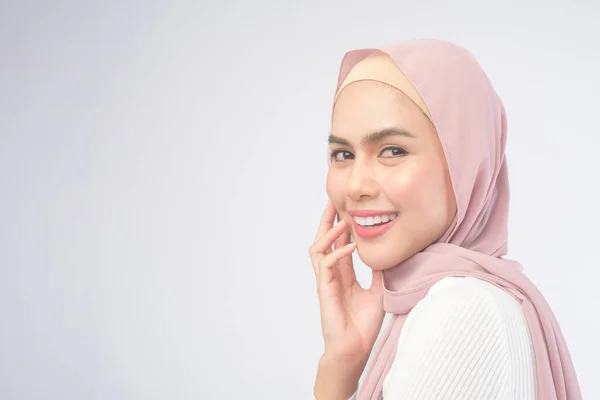 Portrait Une Jeune Musulmane Souriante Portant Hijab Rose Sur Fond — Photo