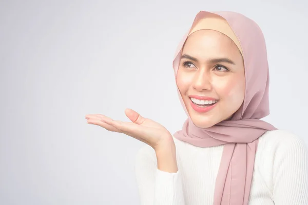 Portrait Young Smiling Muslim Woman Wearing Pink Hijab White Background — Stock Photo, Image