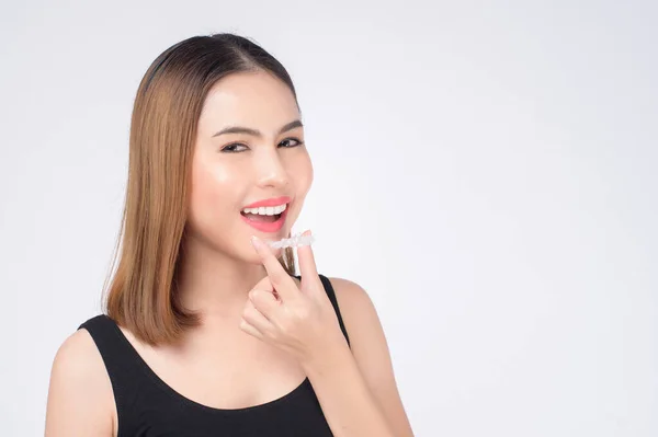 Joven Mujer Sonriente Sosteniendo Frenos Invisalign Estudio Salud Dental Concepto — Foto de Stock