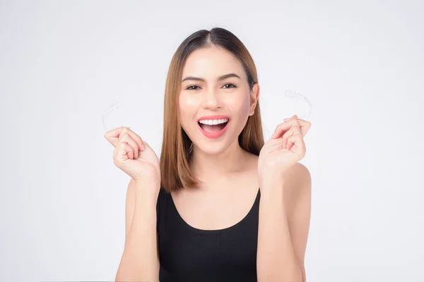 Joven Mujer Sonriente Sosteniendo Frenos Invisalign Estudio Salud Dental Concepto — Foto de Stock