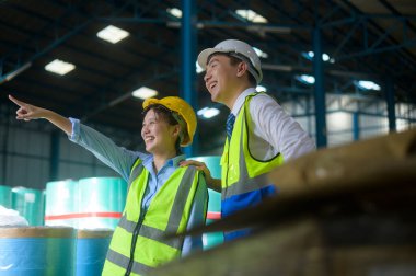 Mühendisler depoda çalışırken koruyucu maske takıyorlar. 