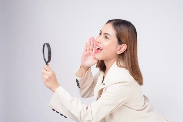 Jovem Bela Mulher Terno Segurando Lupa Sobre Fundo Branco Estúdio — Fotografia de Stock